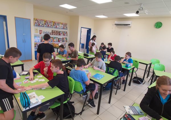 תלמידי אורטכניון ז’ בשיעור העשרה במתמטיקה. ” משחק חשיבה” המפתח כישורים אנליטיים