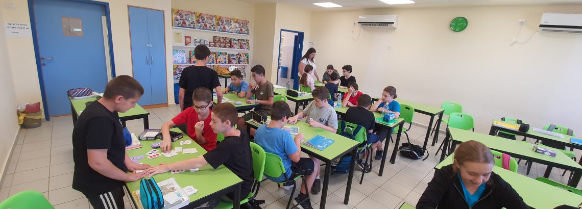 תלמידי אורטכניון ז’ בשיעור העשרה במתמטיקה. ” משחק חשיבה” המפתח כישורים אנליטיים