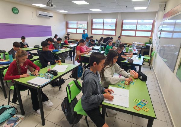 תלמידי אורטכניון ז’ חוקרים את פריסות הקובייה – לומדים ונהנים