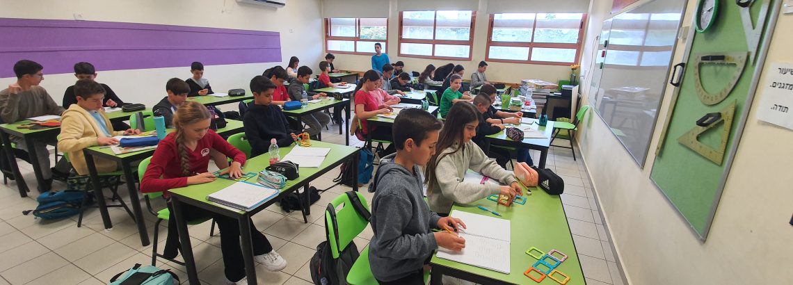 תלמידי אורטכניון ז’ חוקרים את פריסות הקובייה – לומדים ונהנים