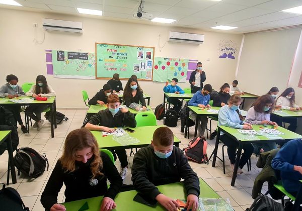 מצויינות ז’ בוחנים את האור בעיניים חדשות