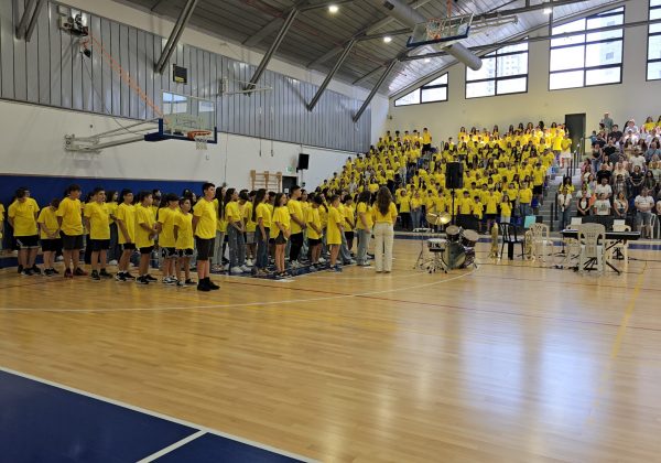 טקס פתיחת שנת הלימודים תשפ”ה-תלמידי וצוות חט”ב יונתן לובשים צהוב כאות הזדהות עם משפחות החטופים “להיות עם חופשי בארצנו…”