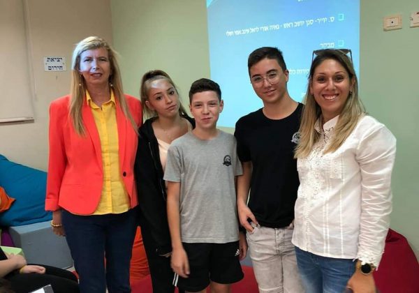 מועצת תלמידים מציגה הנהגה חדשה לשנת תש”ף. יו”ר המועצה בן אדלוביץ וסגני יו”ר- שלי בטש ואורי פרידמן