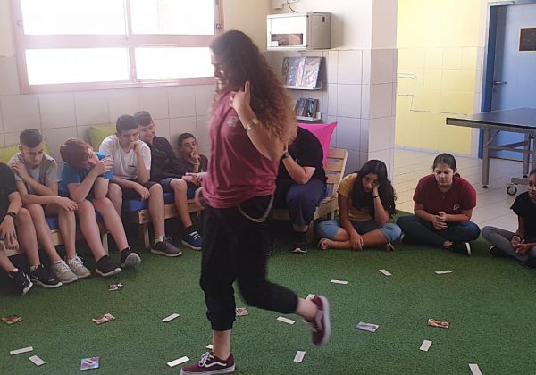 שכבה ט’ בשיעור חינוך חוויתי ברוח חג ראש השנה בנושא התחלות חדשות