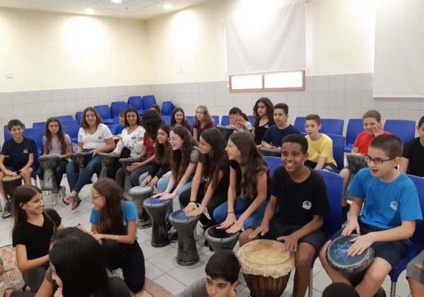 תלמידי שכבת ז’ מתגבשים ונהנים. תודה למנהיגות החטיבה, לבנות שרות לאומי ולמדריכי תנועת הצופים🌹🌹