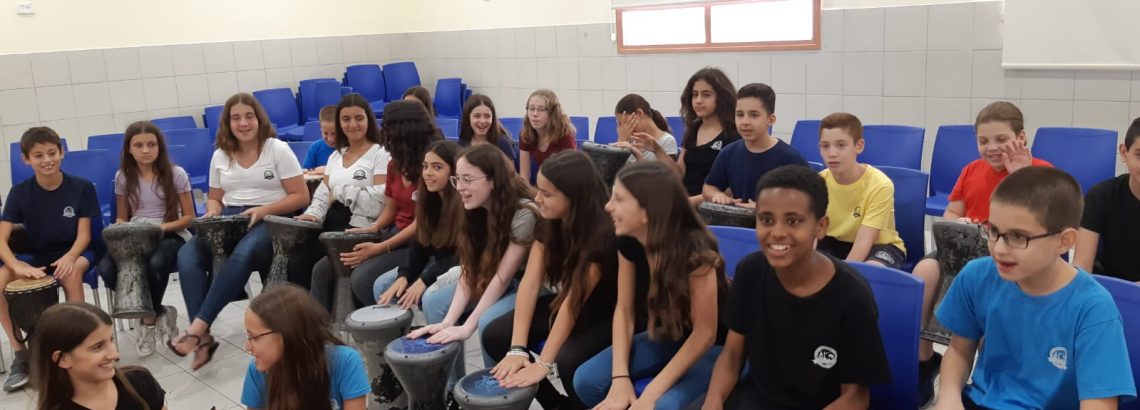 תלמידי שכבת ז’ מתגבשים ונהנים. תודה למנהיגות החטיבה, לבנות שרות לאומי ולמדריכי תנועת הצופים🌹🌹