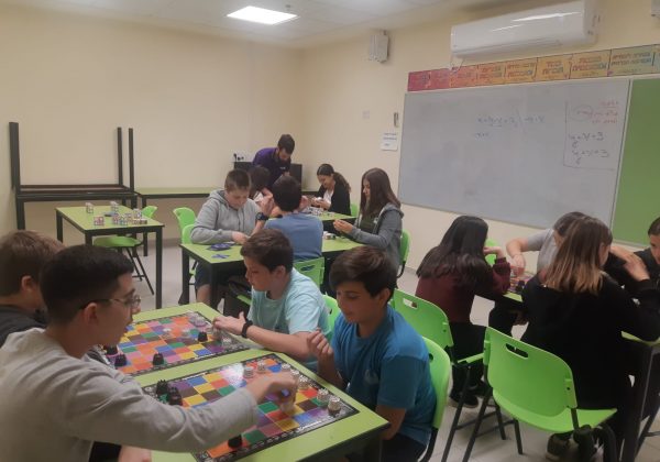 תלמידי שכבה ח’ מתגבשים ונהנים במשחקי חשיבה
