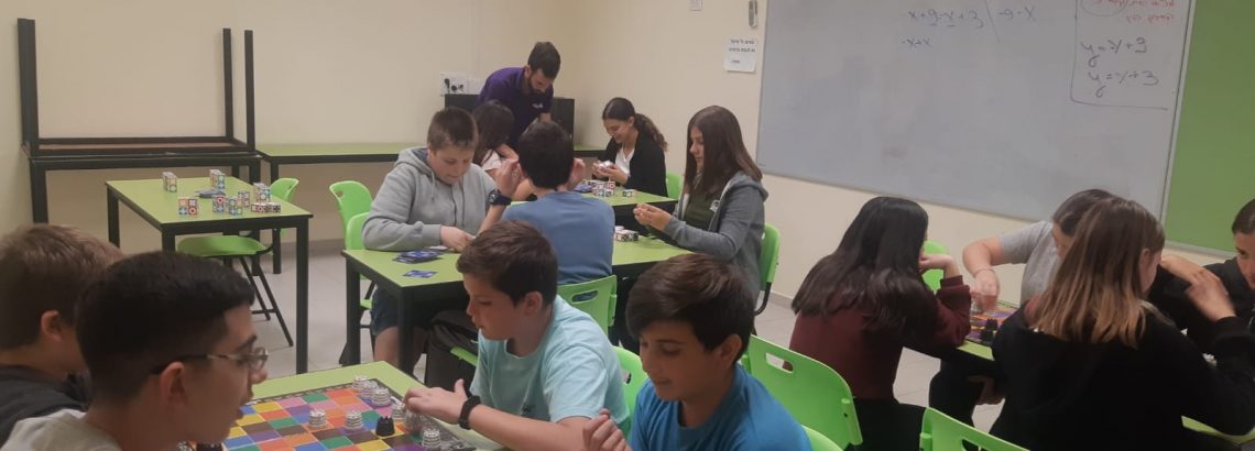 תלמידי שכבה ח’ מתגבשים ונהנים במשחקי חשיבה