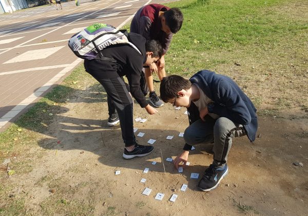 תלמידי מועדון חלל שכבה ח’ בפעילות בנושא השמש