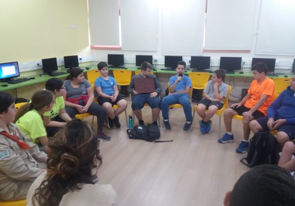 תלמידי “רדיונתן” במפגש ראשון, למדו כיצד משתמשים במיקרופון ומהי אינטונציה