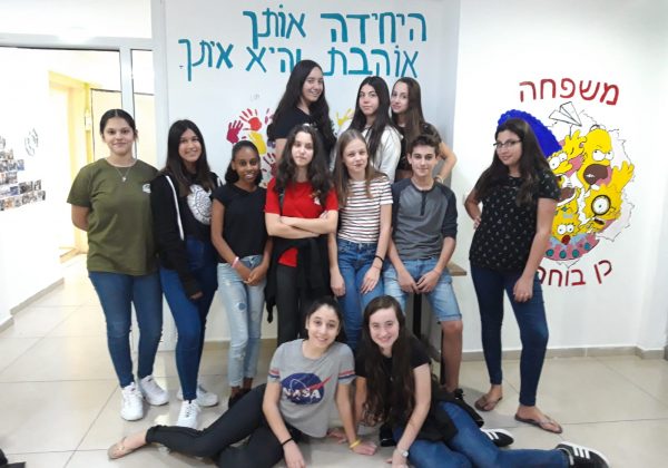 פרויקט “חיוכים” התנדבות בקהילה – שכבה ט’ יוצא לדרך… בהצלחה!