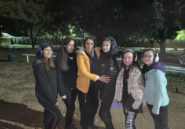 שכבת ט’ מחזור כ”ג מסע שנתי כיףףף של מסיבת אוזניות. התלמידים רוקדים, שרים ונהניםםםםם