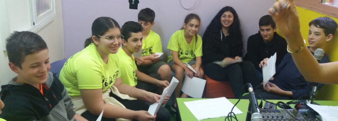 תלמידי סדנת הרדיו בשיעור בו התנסו באינטונאציה ודיקציה