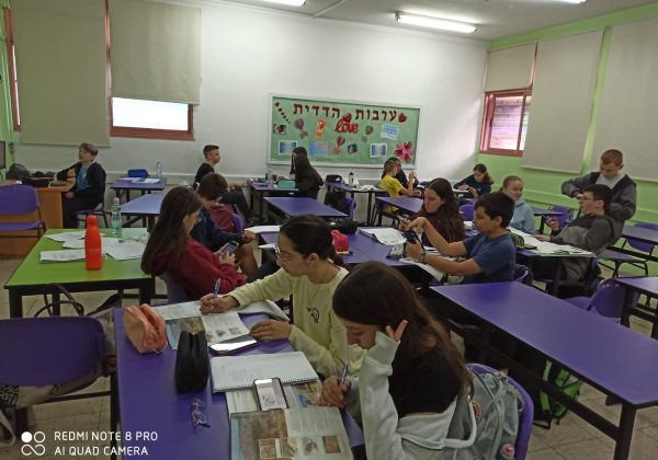 למידת עמיתים בשכבה ח’ בנושא “התאמות לסביבה”