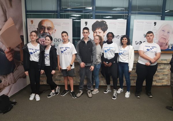 תלמידי שכבה ט בפרויקט “נוער למען זיכרון שואה” בתערוכה של ניצולי שואה שהוסתרו בתקופת השואה האירוע בחסות שגריר פולין וראש העיר חיים צורי