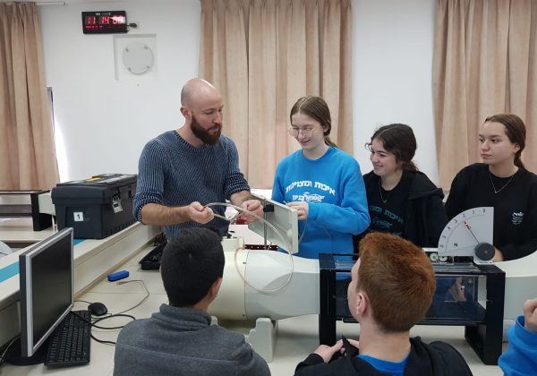 תלמידי ח’ אורטכניון בסדנאות בטכניון בנושאים:” ביוטכנולוגיה, אלקטרוסטטיקה ומדעי הטיס”