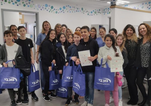 תלמידי כיתה ז’6 בפעילות פרגון לצוות האחים והאחיות של מוקד מכבי ברבמ”ד