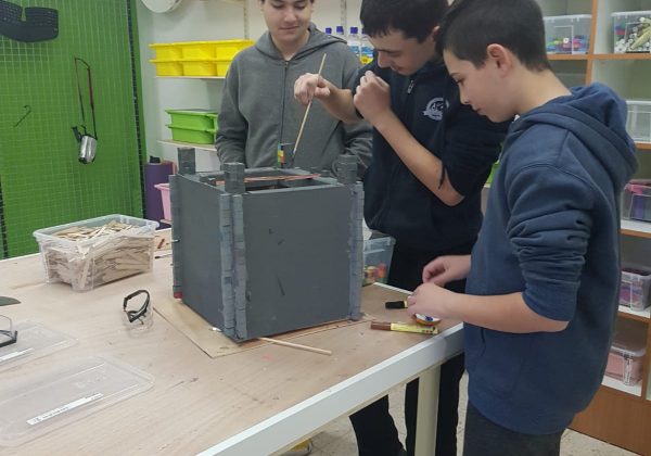 מדעית ח’ בחדר המייקרים
