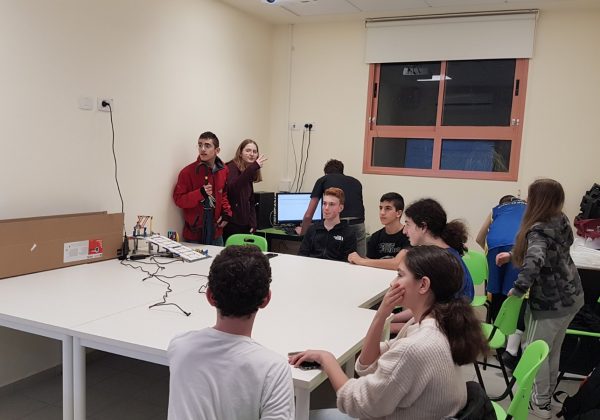 קבוצת הרובוטיקה שמתמודדת עם אתגר ה-“City Shaper” של ה-FLL. מפגש ראשון בהנחיית המנטור יוני קרפובסקי