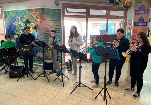 “במה פתוחה” – הרכבי כיתות המוסיקה מנגנים בהפסקה 🎷🎺🎻🎸