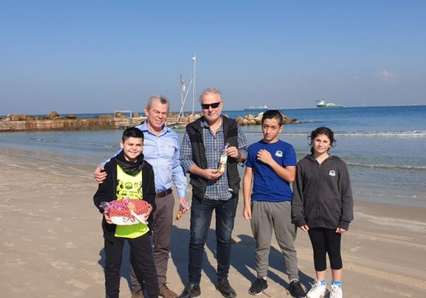 תלמידי כתות ז’8-9 ב”חינוך הימי” מפרגנים לקראת חג החנוכה לצוות החינוכי