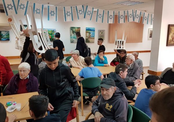ח’2 בפעילות למען הקהילה – התלמידים תכננו פעילות לכבוד דיירי בית עמיגור לקראת חג החנוכה