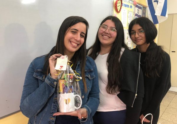 חוגגים ומציינים את ‘יום המורה’- תלמידי שכבת ט’ מעריכים ומוקירים את צוות המחנכים