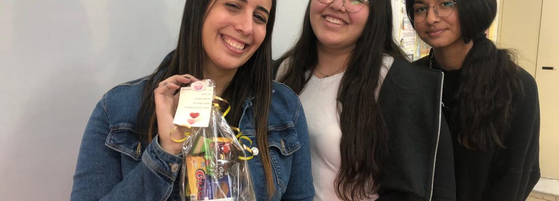 חוגגים ומציינים את ‘יום המורה’- תלמידי שכבת ט’ מעריכים ומוקירים את צוות המחנכים
