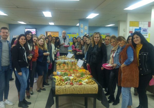 תודה ליו”ר ועד ההורים חנן צביאלי וחברי ועד ההורים המוסדי על פתיחת “שולחן שוק” מהמם ל”יום המורה” לצוות חטיבת יונתן