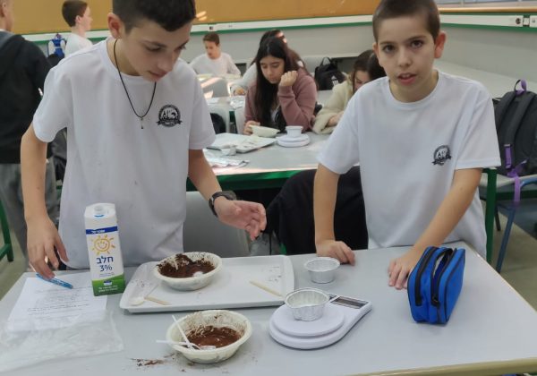 תלמידי מצוינות מדעית למדו להכין “נקניק שוקולד בריא” כחלק מאורח חיים בריא