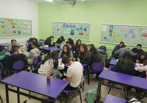שיעור בנושא ערך החודש חברות בשכבה ח’ – התלמידים מפרגנים ומחמיאים לחבריהם