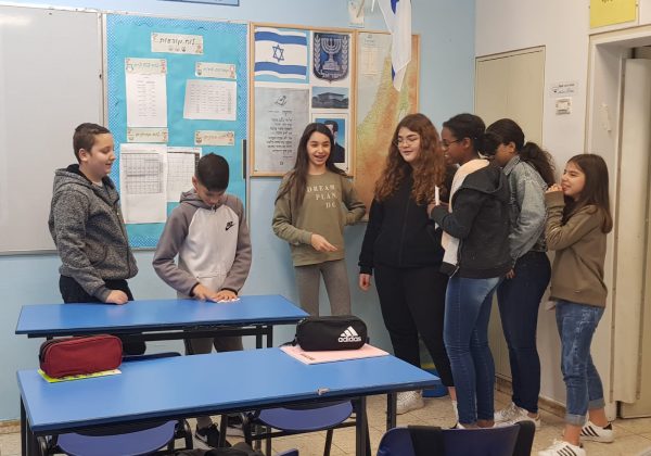 “שומרי מסך” ח’ מעבירים פעילות בנושא עישון בשכבה ז’