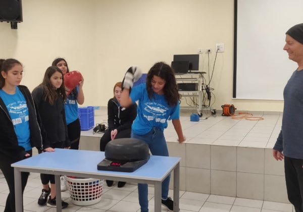 תלמידי מצוינות מדעית בסדנא חווייתית וייחודית בנושא כוחות וחשמל