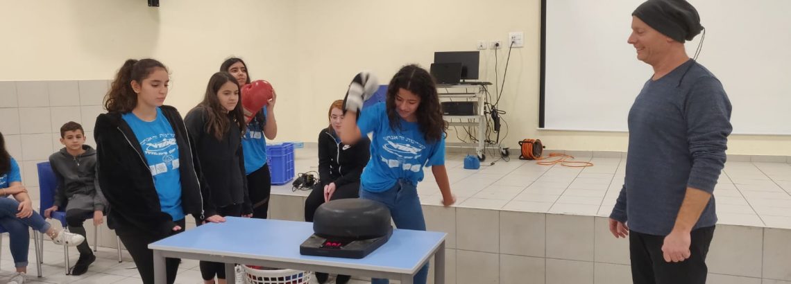 תלמידי מצוינות מדעית בסדנא חווייתית וייחודית בנושא כוחות וחשמל