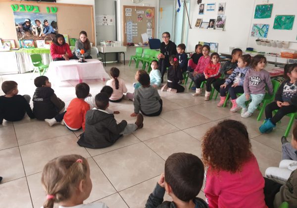 תלמידי שכבת ז’ ותלמידה מ-ח’ בפעילות התנדבותית בגן ילדים