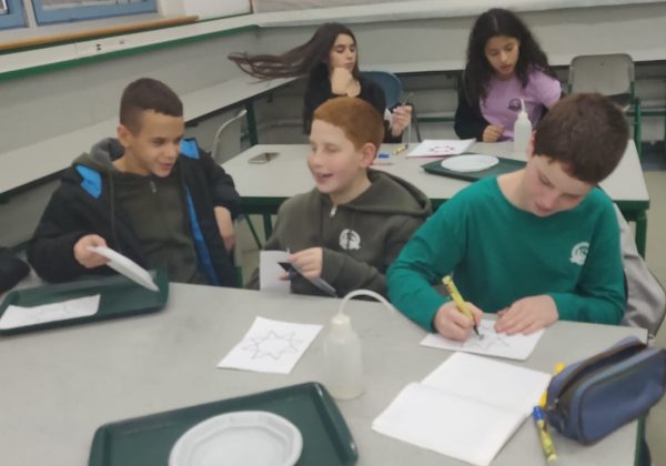 תלמידי מצוינות מדעית חקרו את כוח הנמיות בצמחים בעזרת מספר ניסויים וחידות
