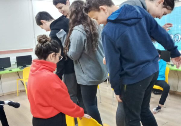 ח’6 מתגבשים ונהנים במשחקי גיבוש קבוצתיים בשיעור חינוך