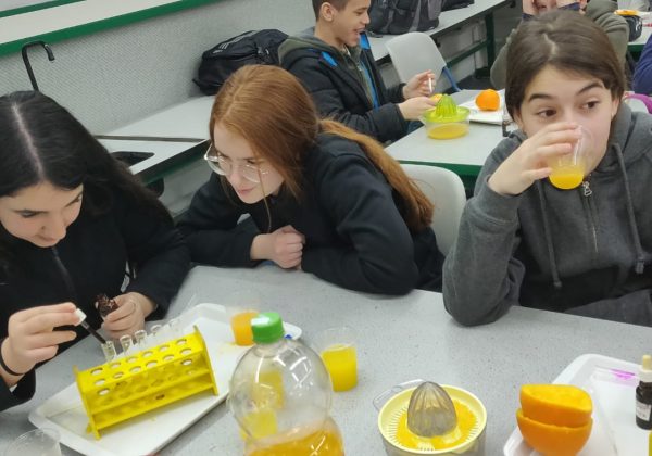 תלמידי מצוינות מדעית בדקו את כמות ויטמין סי במגוון מיצי תפוזים כחלק מחינוך לבריאות ולצרכנות נבונה
