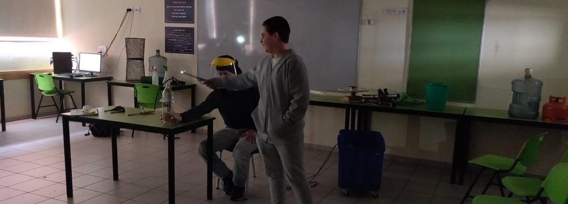 תלמידי מצוינות מדעית בסדנא של ניצן אוניל