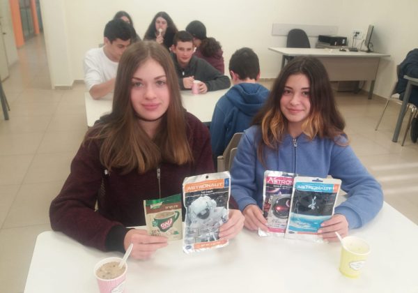 תלמידי מועדון חלל חקרו על מוצרים שפותחו לשימוש בחלל וכעת נמצאים בשימוש האדם בכדה”א, והכינו ושתו מרק של אסטרונאוטים