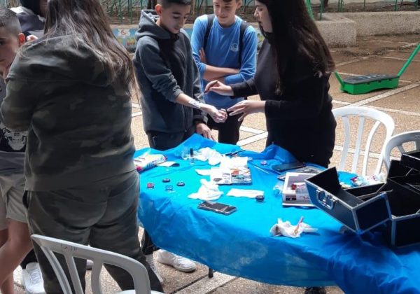 הפסקה פעילה פורים בפתח. תלמידי מגמת האיפור בבית ספר “עתיד” מאפרים את תלמידי החטיבה