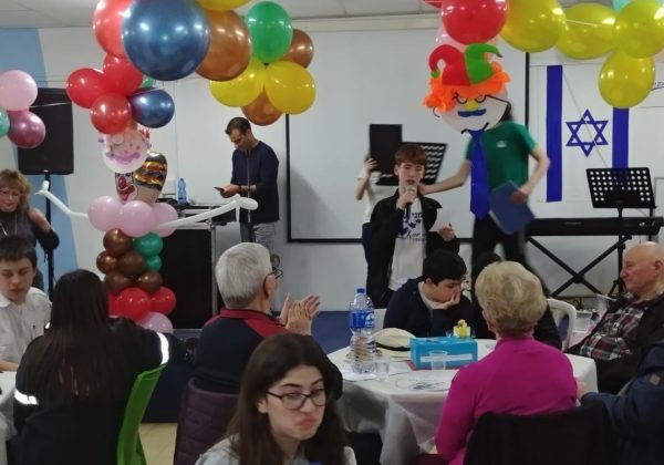 תלמידי “נאמני שואה” במסיבת פורים עם ניצולי השואה היה שמח ומבדח