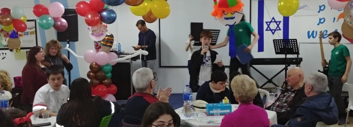 תלמידי “נאמני שואה” במסיבת פורים עם ניצולי השואה היה שמח ומבדח