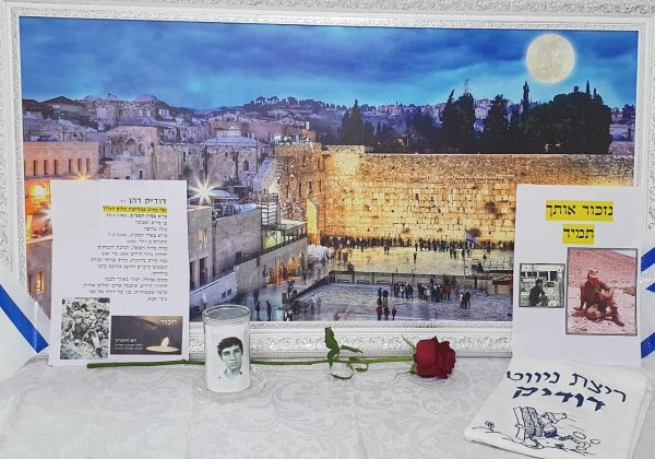 “זוכרים ולומדים על גיבורי ישראל” ש”במותם ציוו לנו את החיים” תלמידי שכבת ז’ זוכרים- מדליקים נר ולומדים על חללי צה”ל