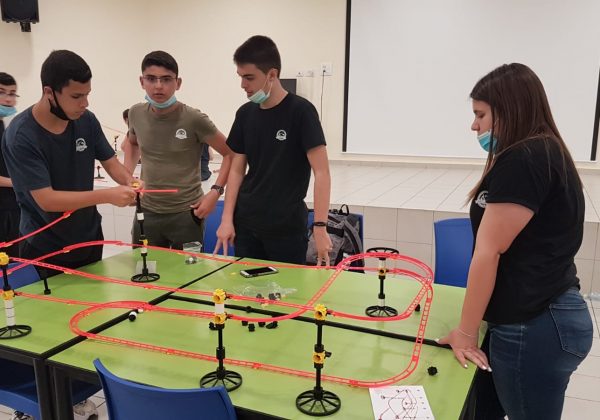 כתה מדעית ח’ חשיבה הנדסית וחוקי פיסיקה בלמידה יצירתית…