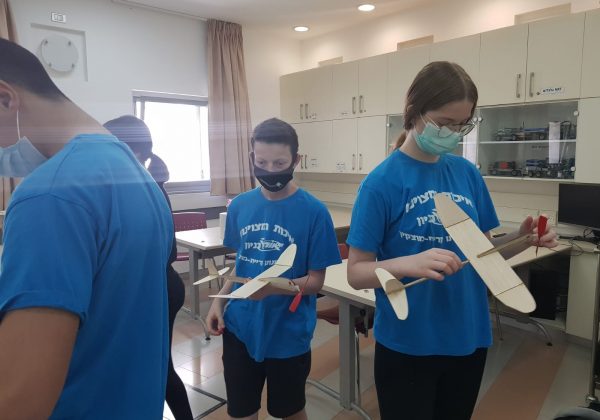 תלמידי אורטכניון ח’ במפגש בטכניון בו ערכו מעבדות בנושאי הפרדת חלבונים, תסיסת שמרים ופירוק אנזימטי והשתתפו בסדנת טיס שבמהלכה בנו טיסן והעיפו אותו לאוויר