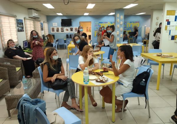 מתחילים מחדש… צוות המורים ביום היערכות… פתחנו בסדנת תקשורת….חילקנו שי מ”תוצרת הארץ”‘ תמרים מהביקעה