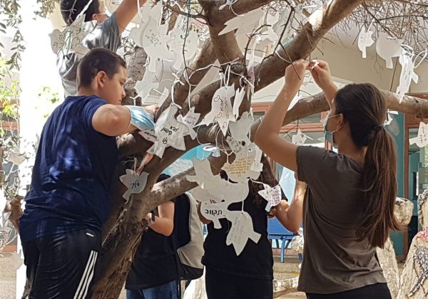 “הבטחתם יונה….עלה של זית ..הבטחתם שלום בבית..” תלמידי שכבת ח’ מביעים משאלה לשנה הבאה עלינו לטובה🌹