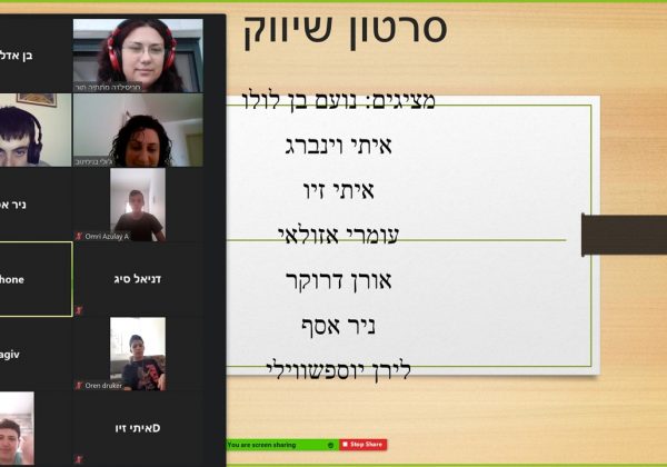 תלמידי הכיתה המדעית ט’ עושים פרזנטציות במסגרת הפעילות בפרוייקט ‘יוא”ל 7’
