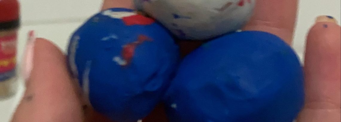 תלמידי ח’ לומדים על מבנה החומר… מגלים יצירתיות ומרכיבים מגוון מולקולות מחומרי גלם שבביתם